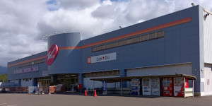 食品スーパーも併設しています